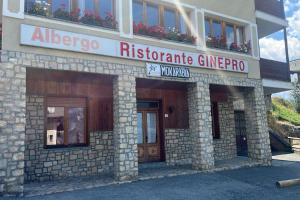 a brick building with a sign that reads albergeo rietgangarma at Albergo Ristorante Ginepro in Bormio