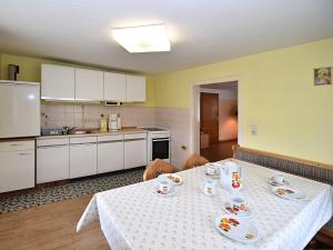 Kuchyň nebo kuchyňský kout v ubytování Ferienhaus mit Garten in Waldnähe