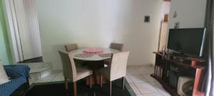 een kamer met een tafel waarop een roze taart staat bij Casa Recanto Zen in Santo Antônio do Pinhal