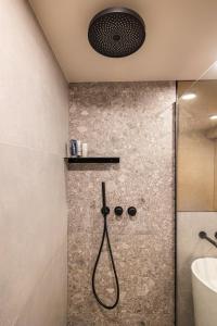 Bilik mandi di Origin Central Apartment +12 gambar