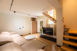 Ruang duduk di Origin Central Apartment