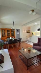 ein Wohnzimmer mit Sofa und Tisch in der Unterkunft Primavera Congresos in Granada