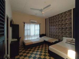 ein Hotelzimmer mit zwei Betten und einem Fenster in der Unterkunft SAES Hotel Boutique in El Banco + 7 Fotos