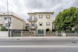 a large building on the side of a street at Imaculada Home Royal - Centro de Braga, Historico in Braga