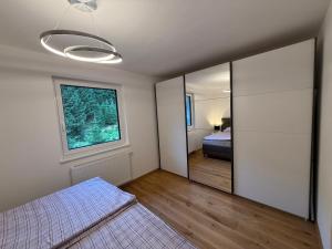 YspertalにあるFerienwohnung Ysperklammのベッドルーム(ベッド1台、鏡付)