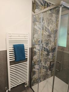 a shower with a blue towel on a wall at Le 2 valli in Moltrasio