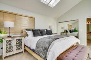 Postel nebo postele na pokoji v ubytování Hot Tub and Mtn Views Charming Utah Canyon Retreat