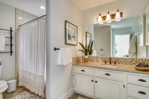 Koupelna v ubytování Hot Tub and Mtn Views Charming Utah Canyon Retreat + 27 fotografií