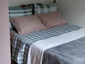 a bed with two pillows on top of it at Spaço Terra hospedagem in Domingos Martins