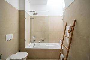 bagno con vasca e servizi igienici di The Hideway, Peaceful Energy & Modern Comfort! a Santo Isidoro Altre 43 foto