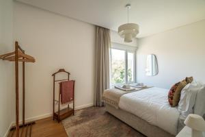una camera da letto con un letto e una finestra di The Hideway, Peaceful Energy & Modern Comfort! a Santo Isidoro