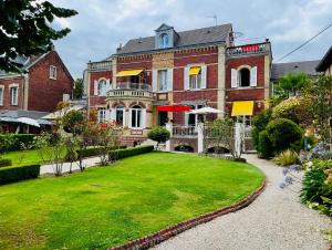 a large brick house with a lawn in front of it at VILLA la GLORIETTE in Rouen