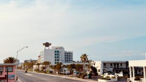 Gallery image of Blue Wave Retreat on beach Strip in Daytona Beach +22 photos