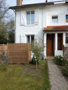 En have udenfor Maison confortable Hourtin centre