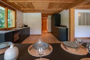 een keuken met een tafel met wijnglazen erop bij Fauvettes 2 in Chandon