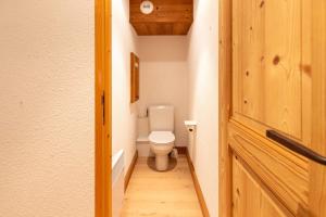een badkamer met een toilet in een kleine kamer bij Fauvettes 2 in Chandon