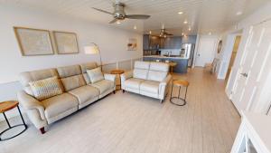 Χώρος καθιστικού στο Dolphin Point 604C condo