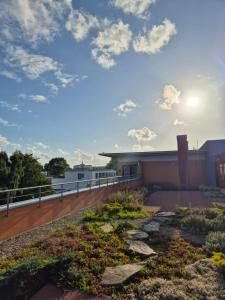 a garden on the roof of a building at Apartament Kryształowy - Kołobrzeg in Kołobrzeg