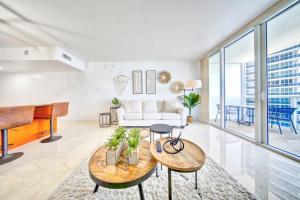 Una sala de estar con un piano y un sofá. en South City Suites, en Hallandale Beach