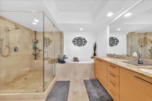 un bagno con doccia, lavandino e vasca di South City Suites a Hallandale Beach Altre 22 foto