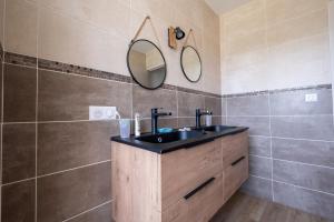 Bilik mandi di Gîte La Maison de Pierrou 5/8 personnes +26 gambar