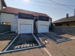 MuntzenheimにあるLOFT & SPA-6 Pers-Jacuzzi-Parking-Jardin-Clim-Colmarの駐車場の二戸の家