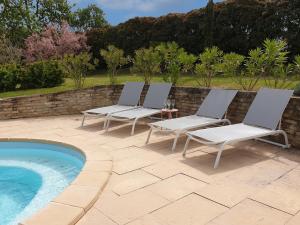 MalveにあるVilla in Malves near Carcassonne Poolのスイミングプールの隣に座るラウンジチェア3脚