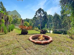 a fire pit in the middle of a yard at Lareira 1 suíte 1 quarto Jacuzzi Churrasqueira in Campos do Jordão