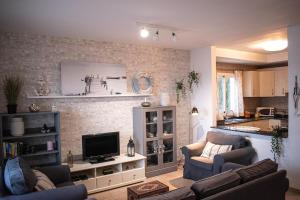 a living room with a couch and a tv at Cas Forner in Cala Pi