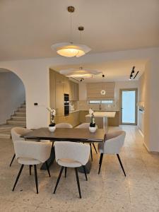 Una cocina y un comedor con mesa y sillas. en Columbia House, en Limassol