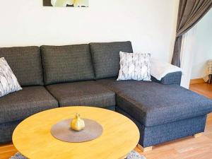 Χώρος καθιστικού στο Lakeview Retreat in Figeholm-By Traum