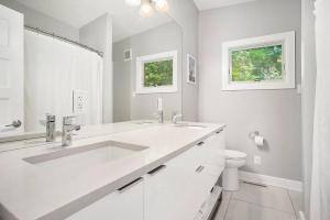 een witte badkamer met een wastafel en een toilet bij Private Beachfront Lake Michigan Getaway in West Olive +14 foto's