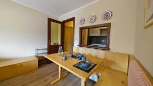 une salle à manger avec une table et une fenêtre dans l'établissement Hostdomus - Little Garden, à Sestrières 10 autres photos