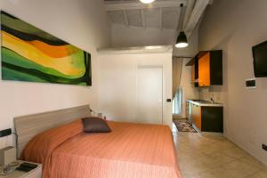 1 dormitorio con 1 cama y una pintura en la pared en Castello di Marano sul Panaro - Room & Breakfast, en Marano sul Panaro