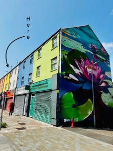 カーディフにあるCozy Hideaway Cardiff Centralの花の絵が描かれた建物 +15枚の写真