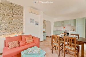 a living room with a couch and a table and a kitchen at Le Onde di Rio, TerreMarine in Riomaggiore