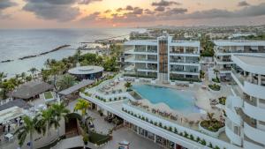 Swimmingpoolen hos eller tæt på Luxe Penthouse met zeezicht en directe toegang tot zwembad en strand op Mambo Beach