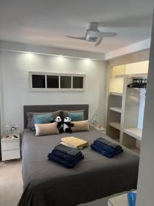 Un dormitorio con una cama con dos animales de peluche encima. en Horizonte 22 Sea view relax in luxury, en Los Cristianos