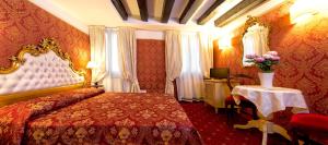 A bed or beds in a room at Ca' Della Loggia