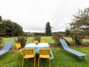 a table with yellow chairs and a blue table and chairs at Priziac Garden Hideaway in Priziac