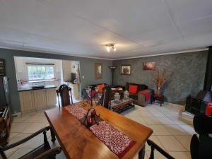 ein Wohnzimmer mit Tisch und Couch in der Unterkunft The Hilton Cottage in Hilton