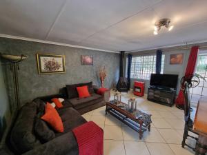 ein Wohnzimmer mit Sofa und Fernseher in der Unterkunft The Hilton Cottage in Hilton