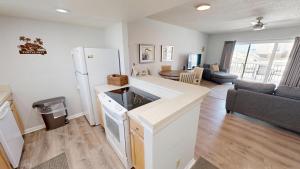 Η κουζίνα ή μικρή κουζίνα στο Sandpiper Cove 1149 condo