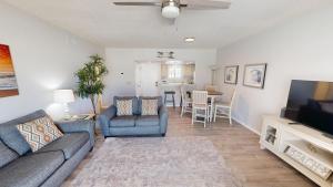 Χώρος καθιστικού στο Sandpiper Cove 1149 condo