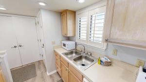 Η κουζίνα ή μικρή κουζίνα στο Sandpiper Cove 1149 condo +74 φωτογραφίες