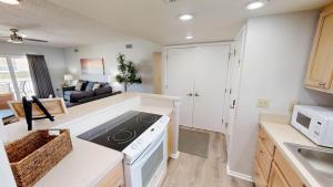 Η κουζίνα ή μικρή κουζίνα στο Sandpiper Cove 1149 condo