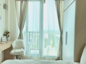 Postel nebo postele na pokoji v ubytování Apartemen Treepark BSD By LyaRoom