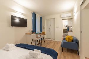 Μια τηλεόραση ή/και κέντρο ψυχαγωγίας στο Romantic Nest in the Heart of Florence