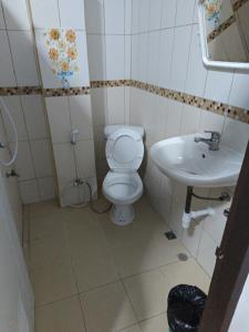 un piccolo bagno con un water e un lavandino di TM Room For Rent a Centro di Pattaya