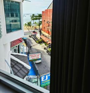 vista su una strada dalla finestra di un edificio di TM Room For Rent a Centro di Pattaya